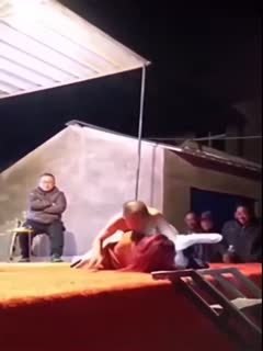 脱衣舞.女郎表演.中惨遭饥渴.大爷上台按倒.强插